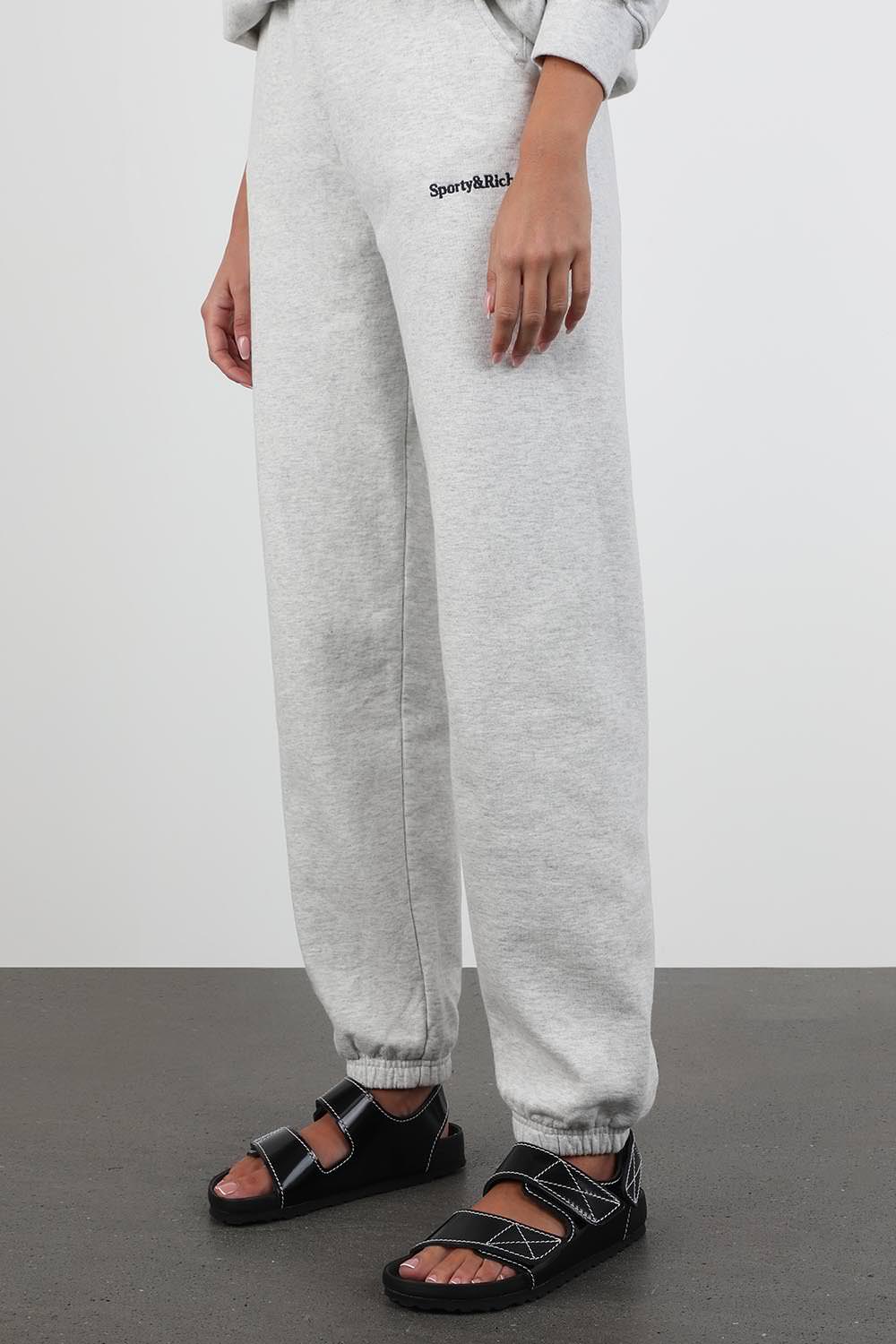 תמונת כל הלוק של פרונזה שולר X בירקנשטוק סנדלי מילאנו בצבע שחור